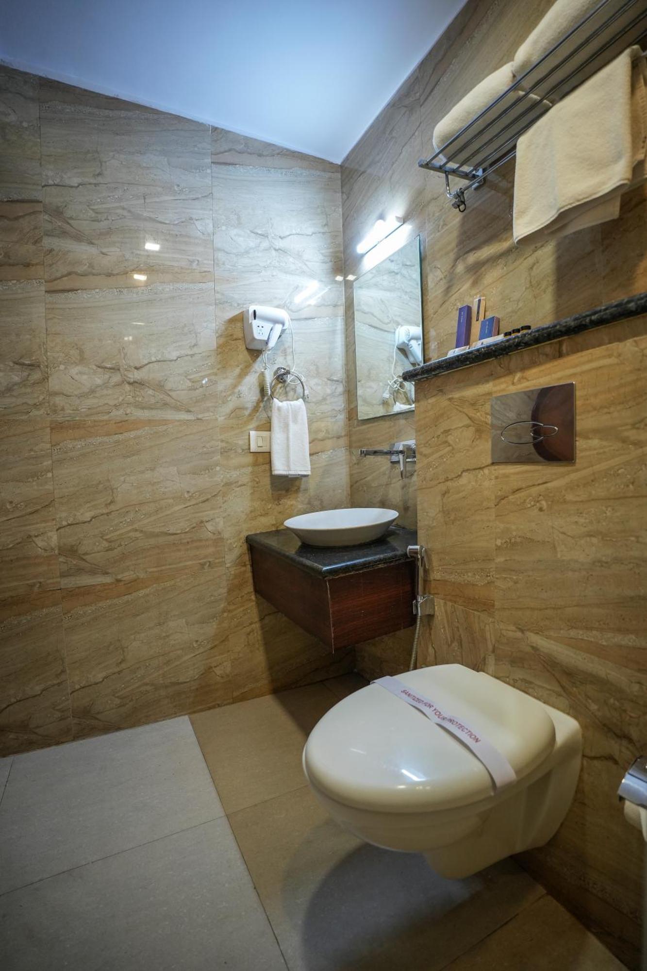 Q Saina S K Regency Rishikesh酒店 外观 照片