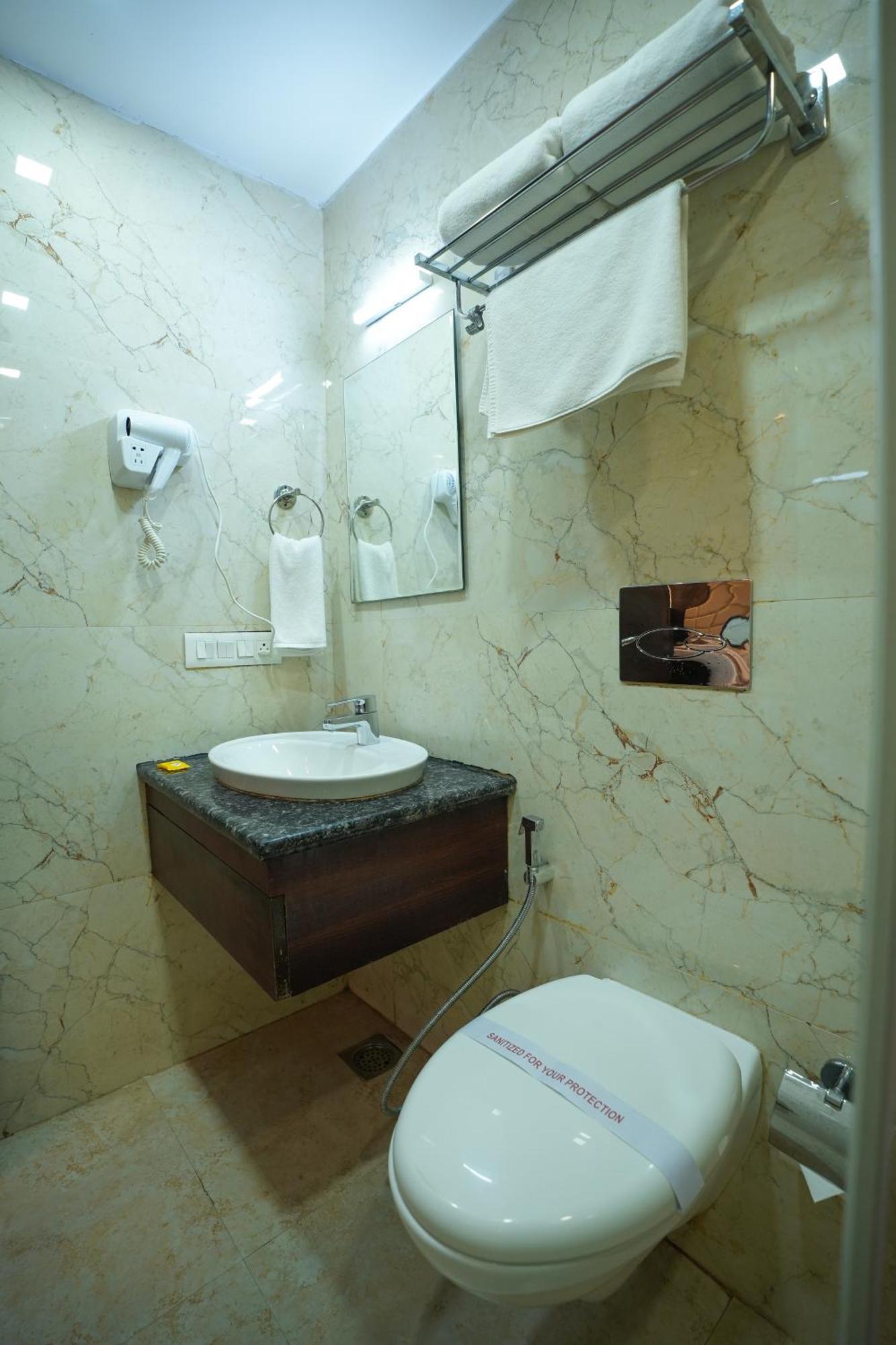 Q Saina S K Regency Rishikesh酒店 外观 照片