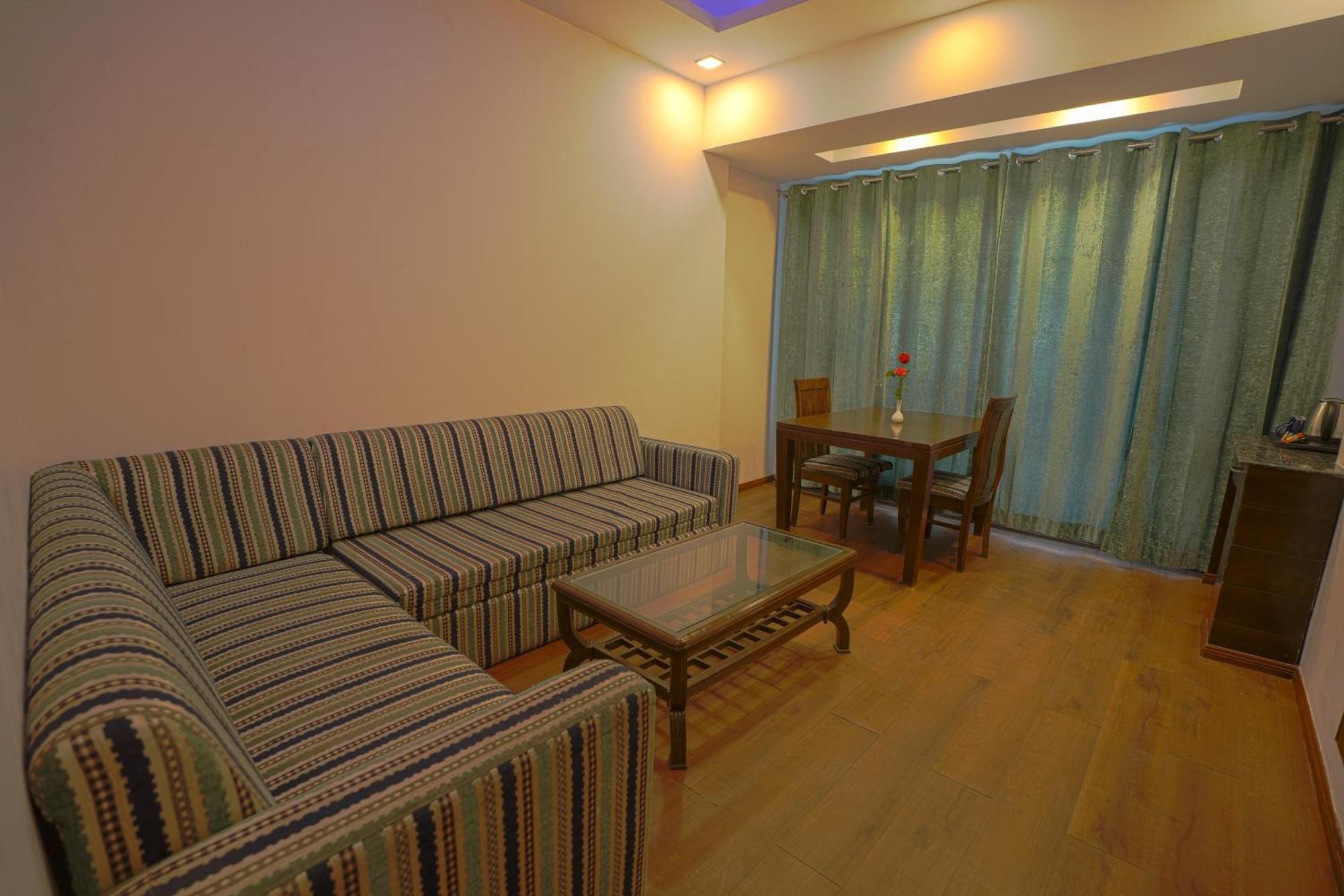 Q Saina S K Regency Rishikesh酒店 外观 照片